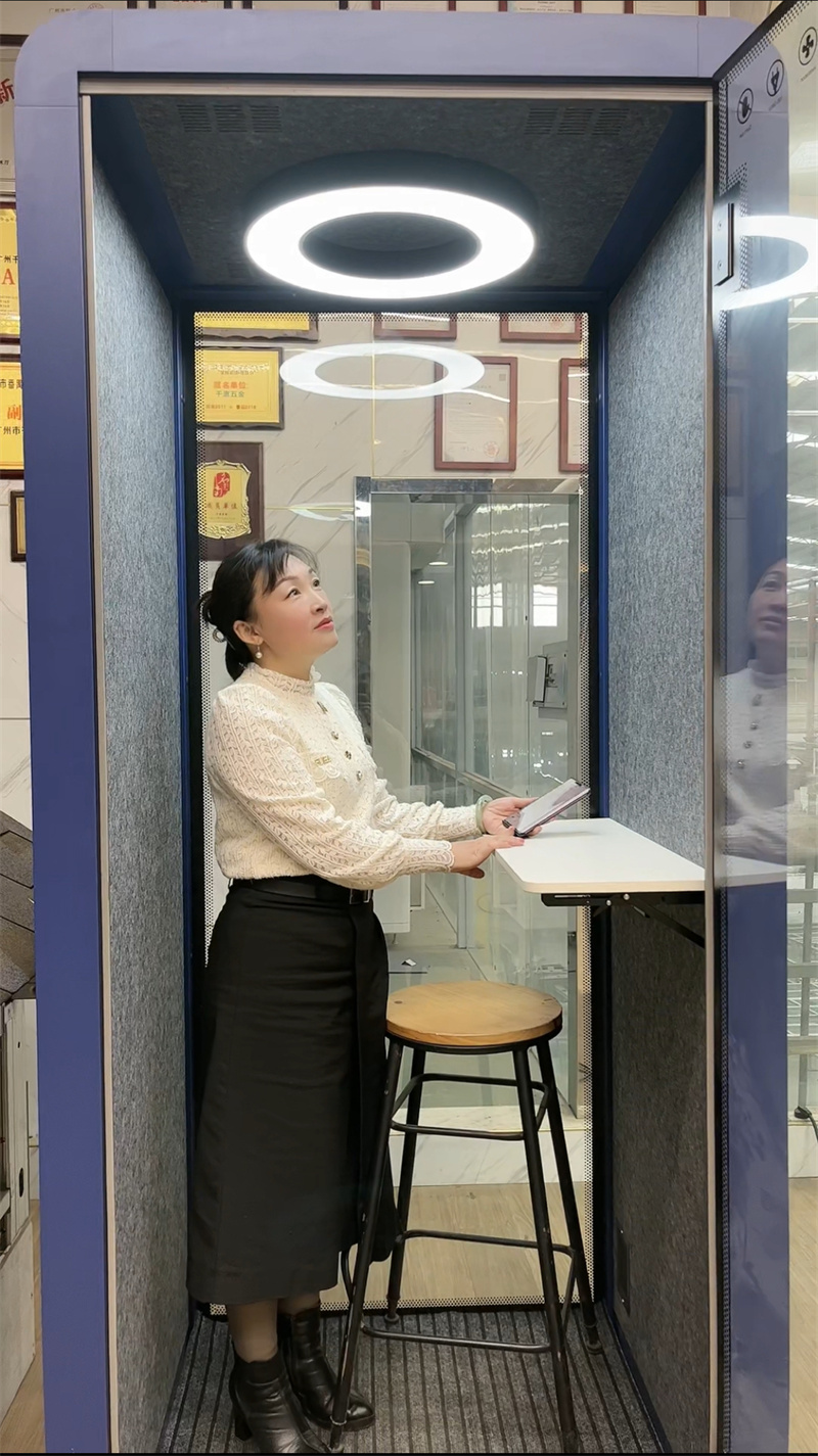 personne dans une cabine téléphonique bleue